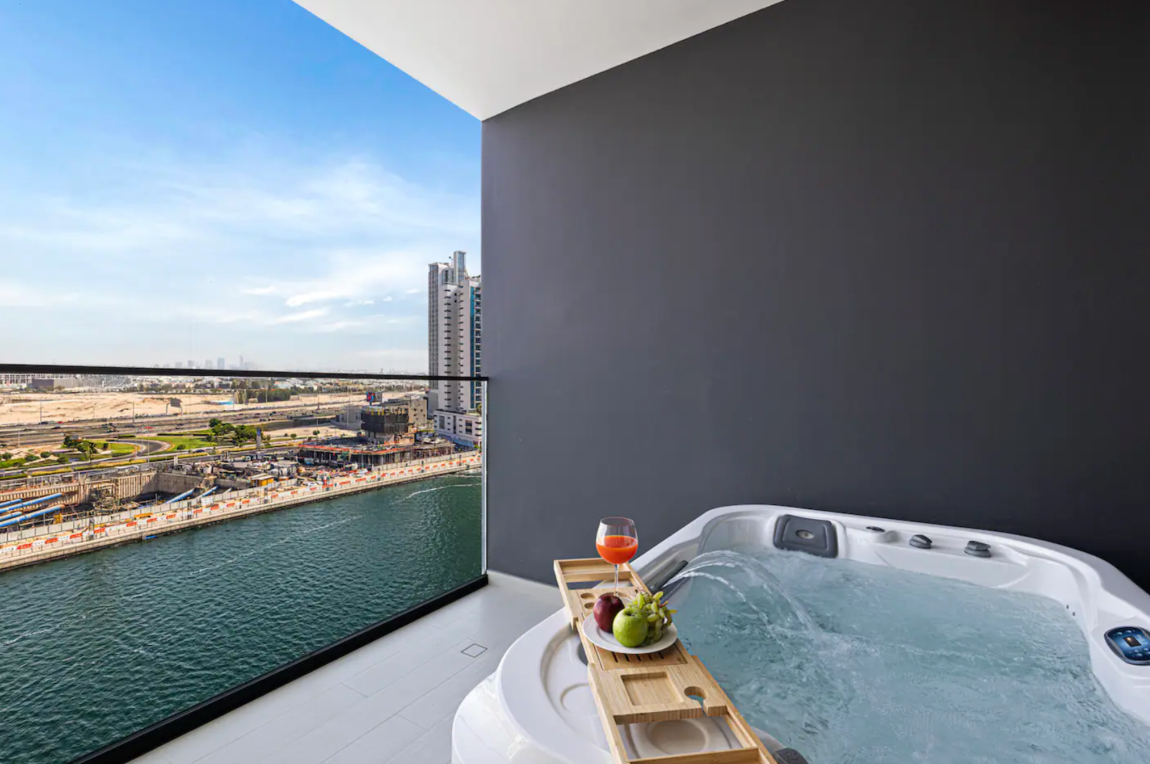 Business Bay - Studio - Jacuzzi Canal View